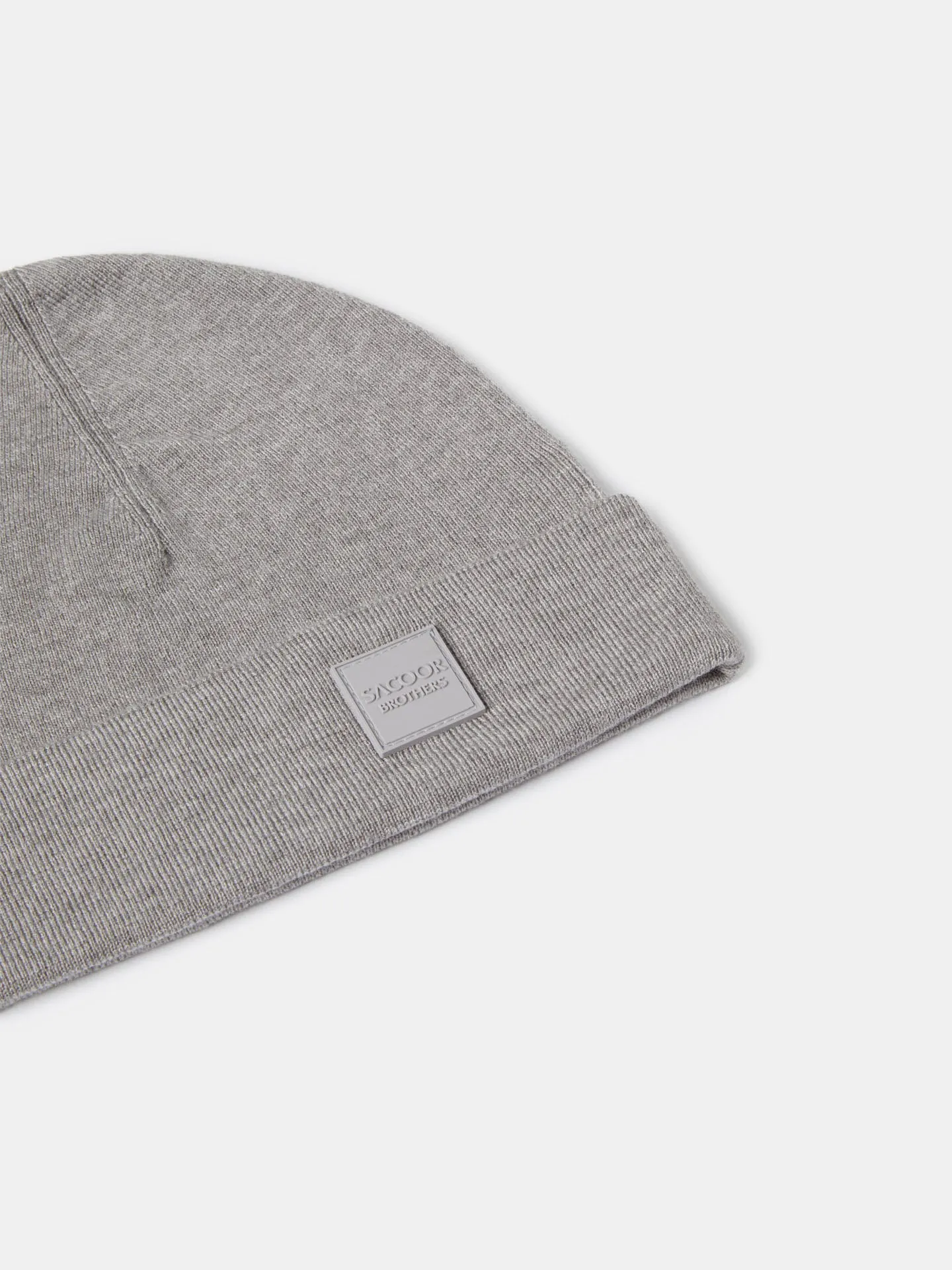 Knitted beanie with silicone badge