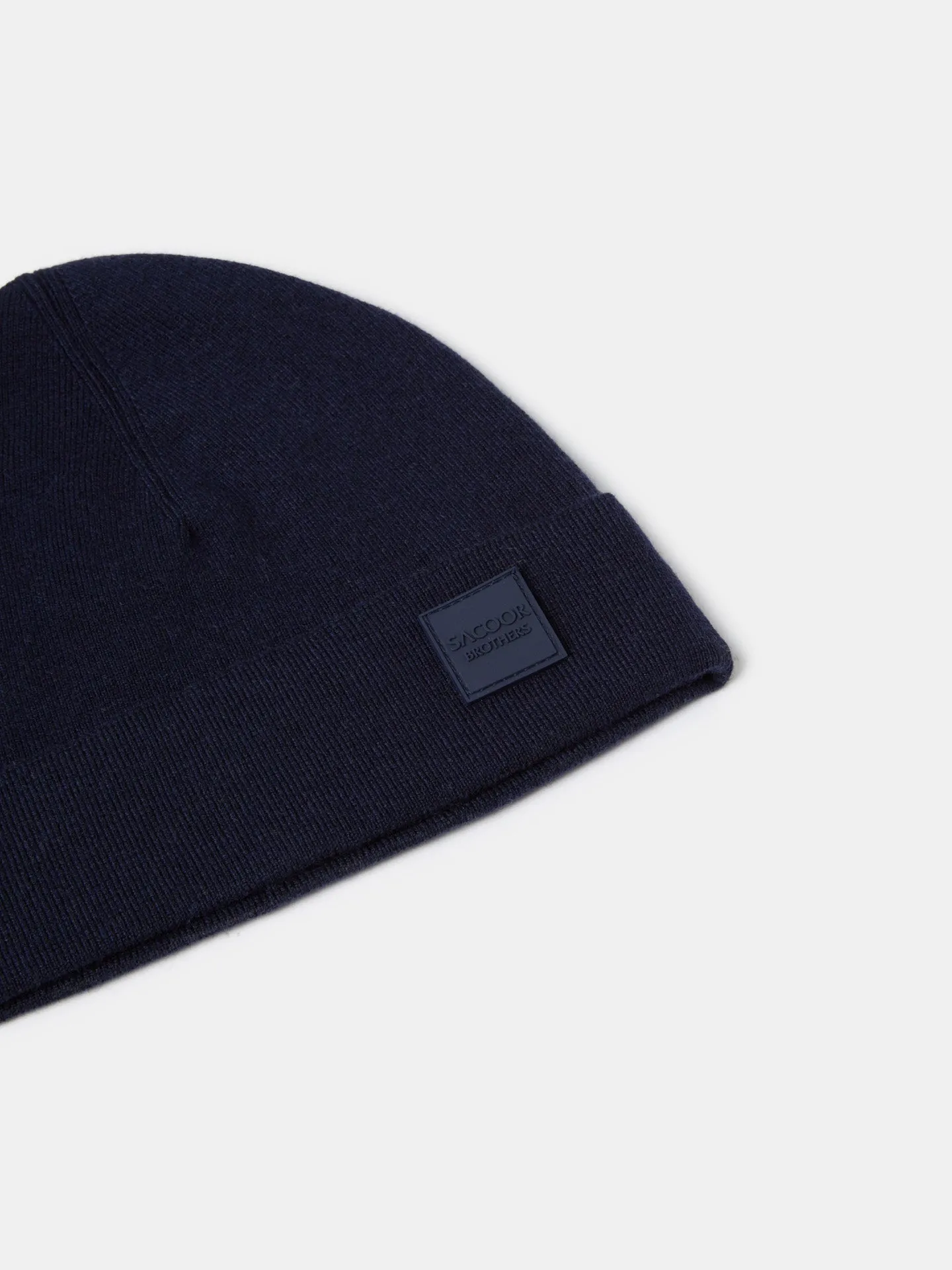 Knitted beanie with silicone badge