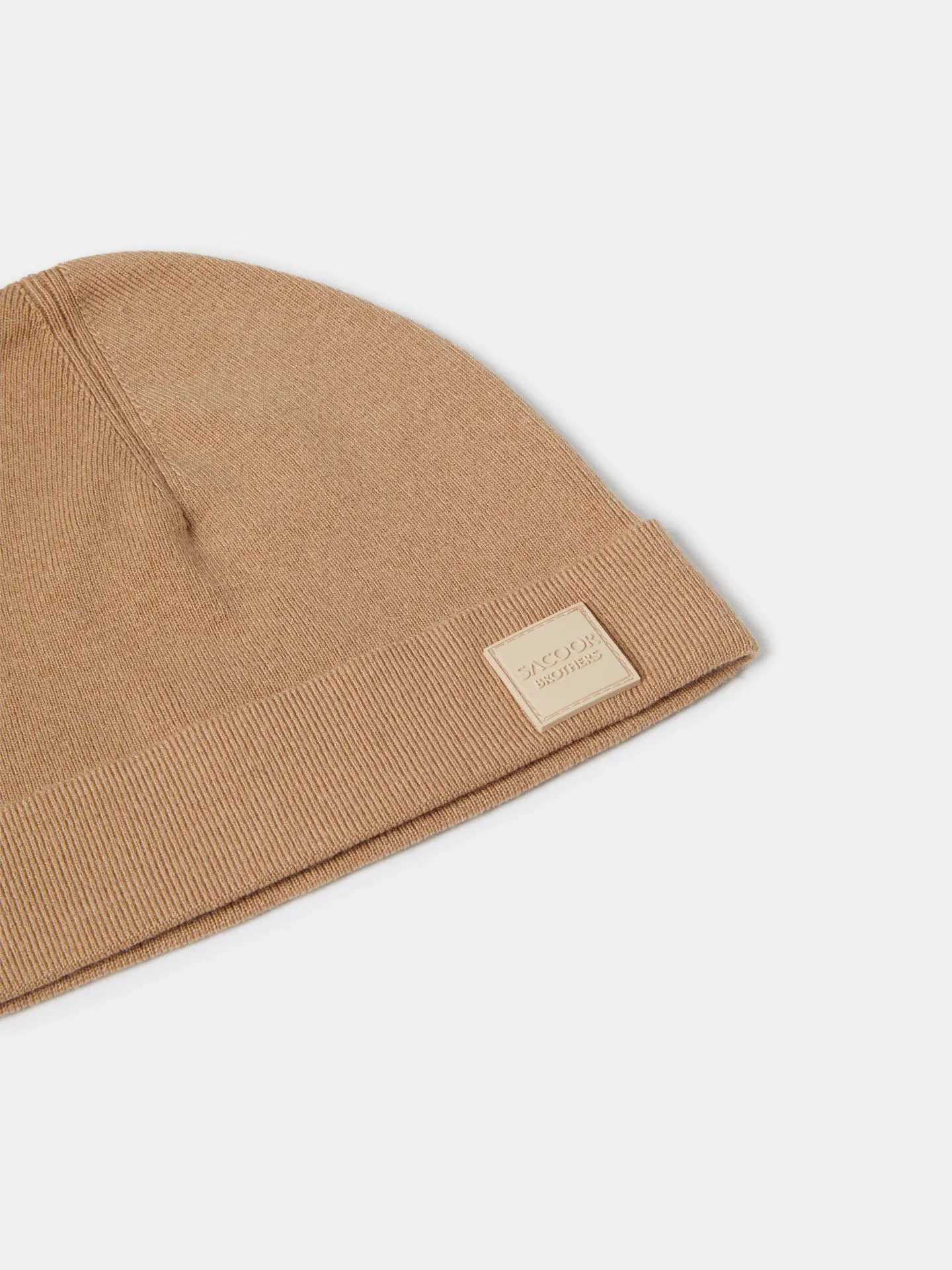 Knitted beanie with silicone badge